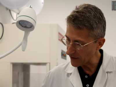Andrea Marzullo, professore associato di Anatomia Patologica e fautore del progetto, ci mostra alcuni tavoli dove sono poggiati numerosi barattoli contenenti organi malati